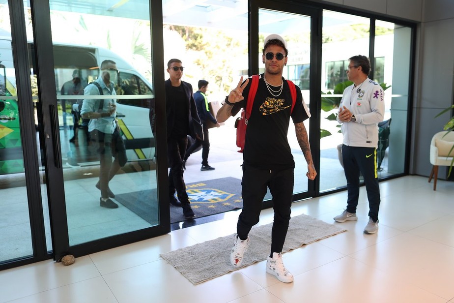 Chegou o camisa 10: Neymar se apresenta à Seleção na Granja Comary