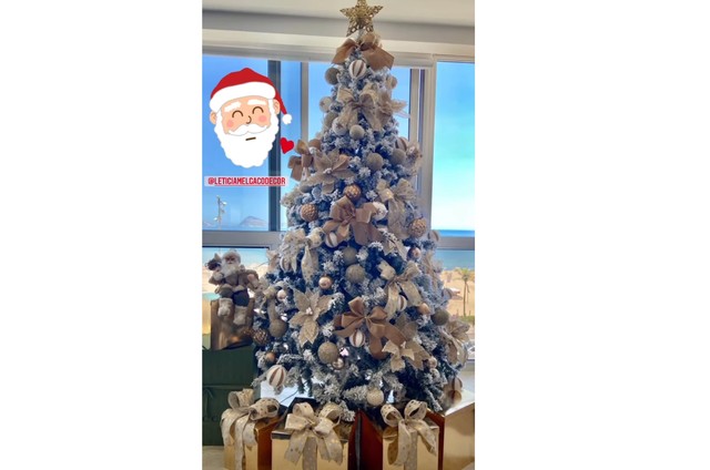 Árvore de Natal de Sthefany Brito em sala com vista para o mar (Foto: Reprodução Instagram)