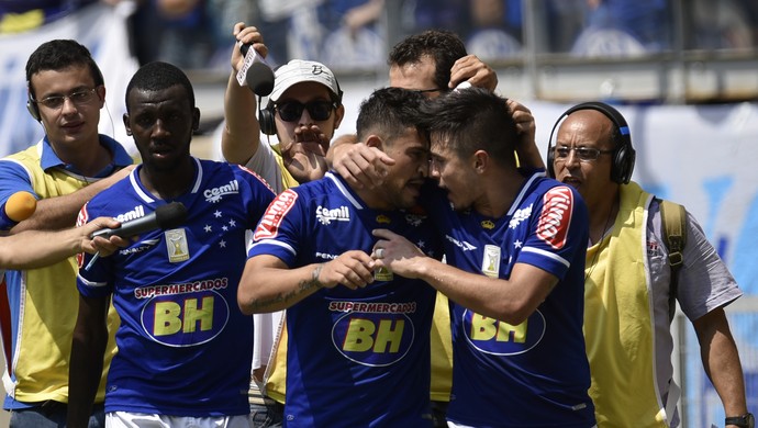Mesmo nas férias, atletas do Cruzeiro não se desligam do mundo da bola