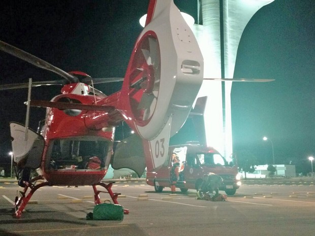 Motociclista foi transportado até a Torre Digital e transferido de helicóptero para o Hospital de Base, em Brasília (Foto: Corpo de Bombeiros/Divulgação)