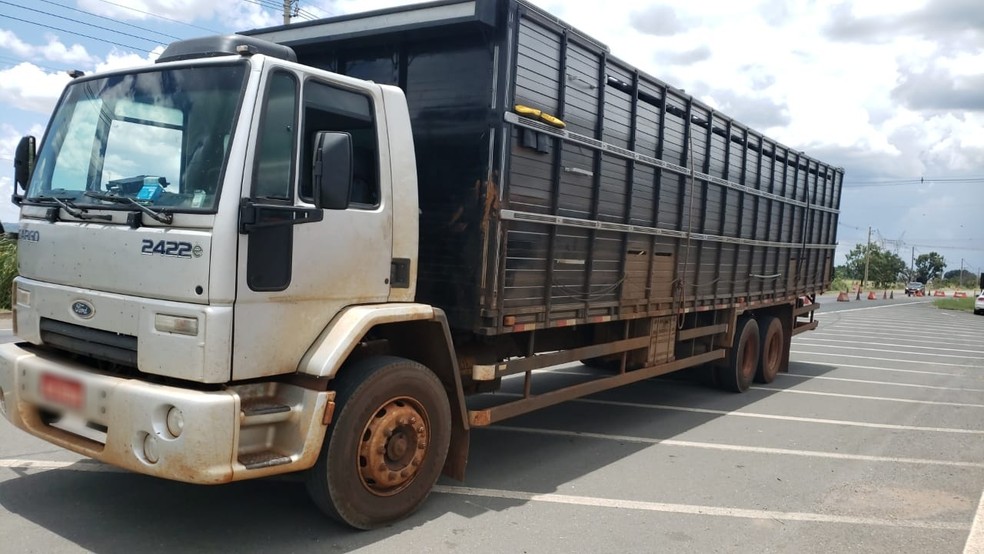 Um dos caminhões apreendidos com mais de 1,4 toneladas de maconha no DF — Foto: Polícia Rodoviária Federal/Divulgação