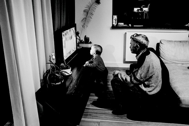 Bernard deixa a programação adulta da televisão de lado para assistir desenhos (Foto: Alina Kamińska)