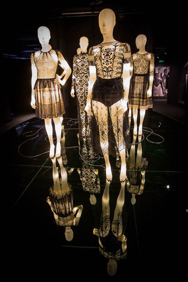An ethereal display of lace at the Collette Dinnigan retrospective in Sydney (Foto: Marinco Kojdanovski)