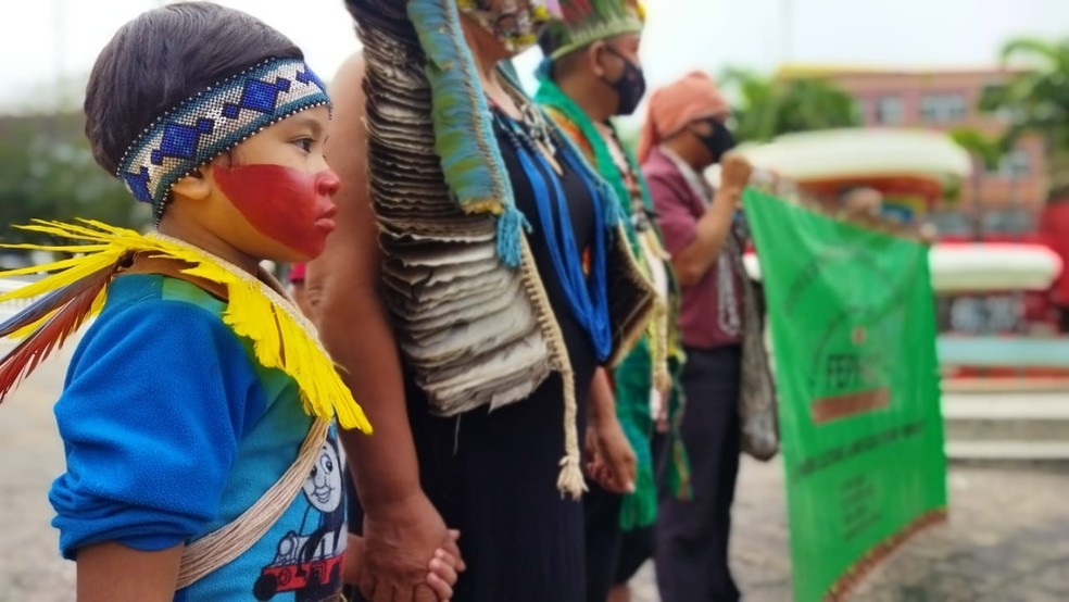 Povos indígenas protestam em frente ao Palácio Rio Branco e pedem arquivamento do projeto  — Foto: Cassius Afonso/Rede Amazônica Acre
