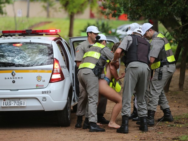 Mulher foi detida pela Brigada Militar após correr nua em Porto Alegre (Foto: Diego Vara/Agência RBS)