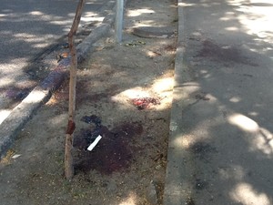 Local onde médico foi esfaqueado ficou sujo de sangue (Foto: Janaína Carvalho/G1)