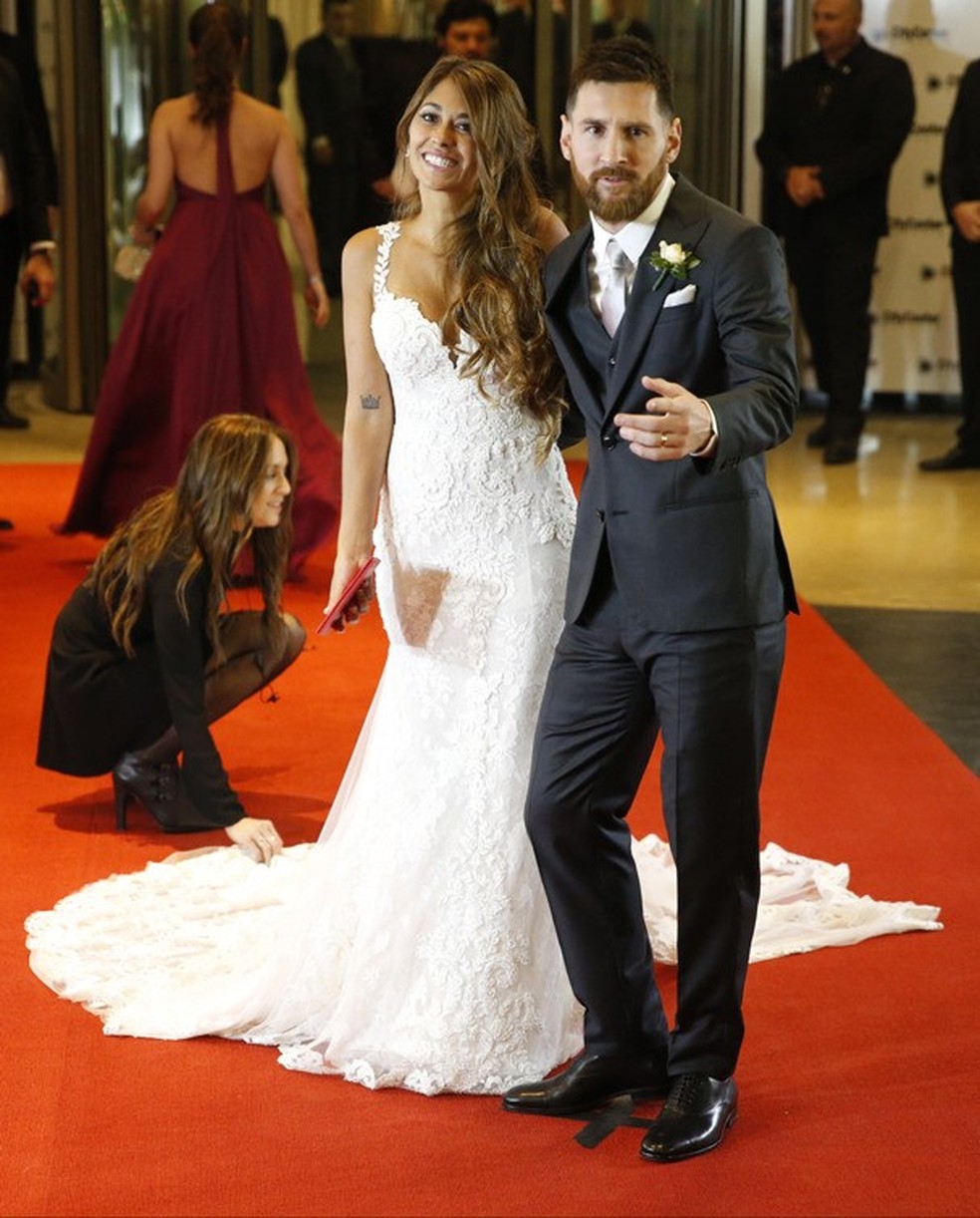 Lionel Messi se casa com Antonella Roccuzzo, que usa vestido de R$50mil.  Veja detalhes do casamento | News | Glamour