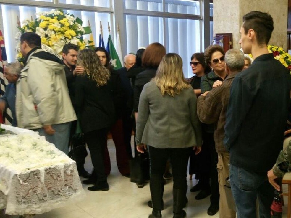 Dilma recebe condolências durante o velório do ex-marido Carlos Araújo (Foto: Jonas Campos/RBS TV)