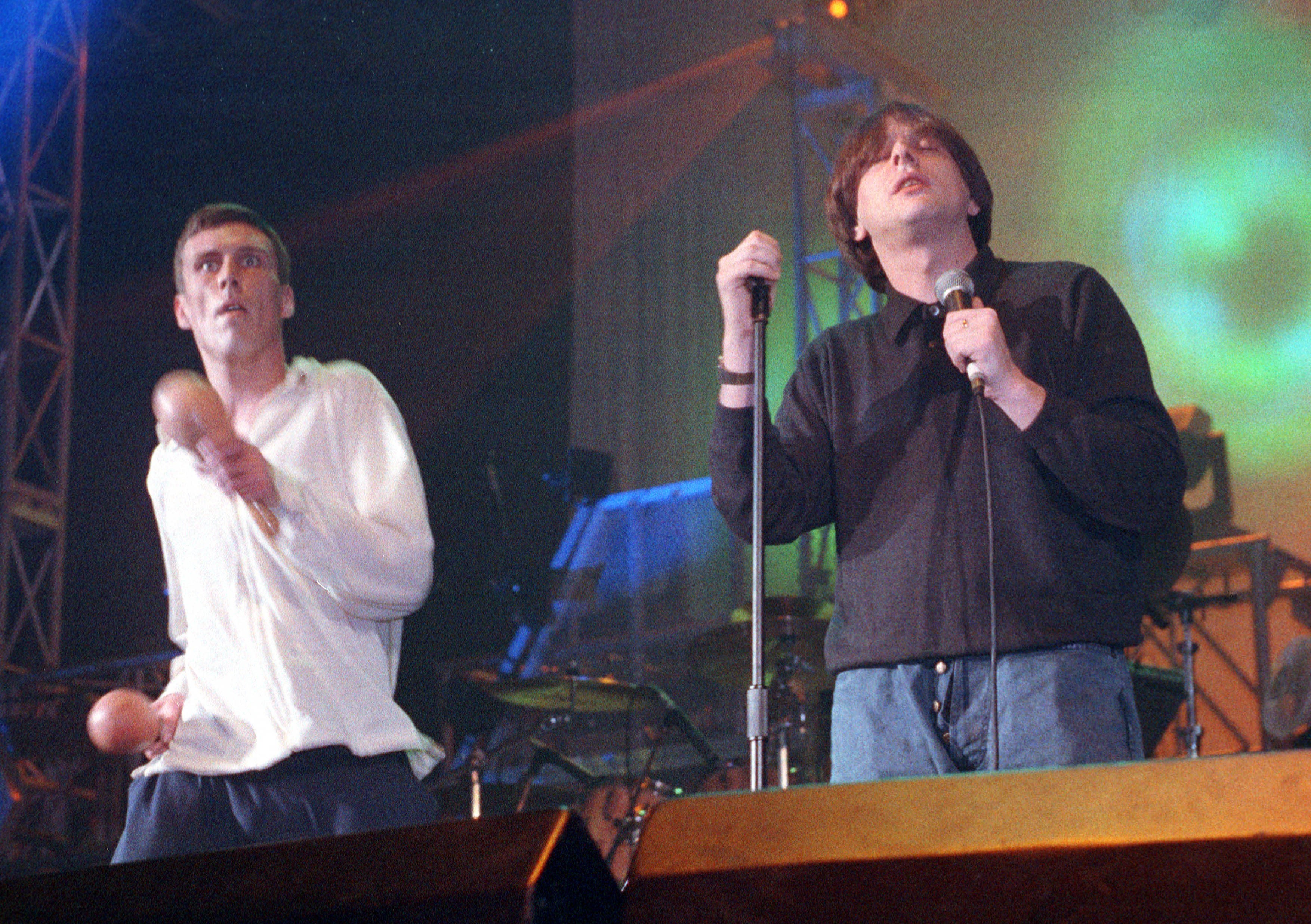 Bez (esq.) e Shaun Ryder (dir.) em apresentação da Happy Mondays em 1989 (Foto: getty)