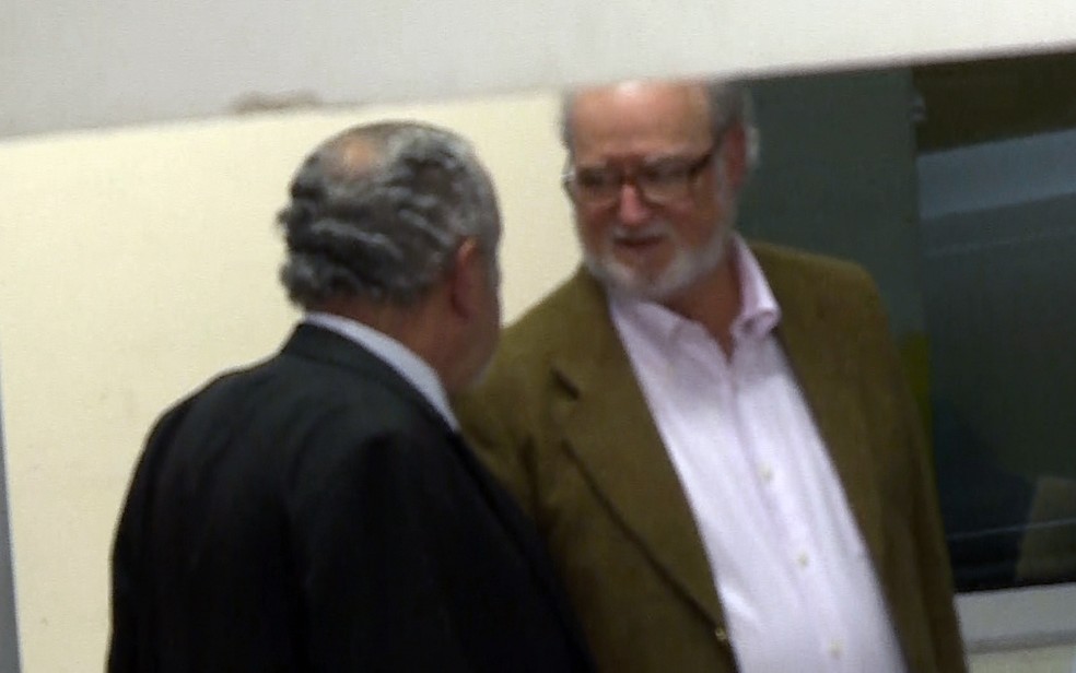 Ex-governador Eduardo Azeredo (PSDB) dentro da delegacia em Belo Horizonte, após ser preso (Foto: Saulo Luiz e Frederico Dávila/TV Globo)