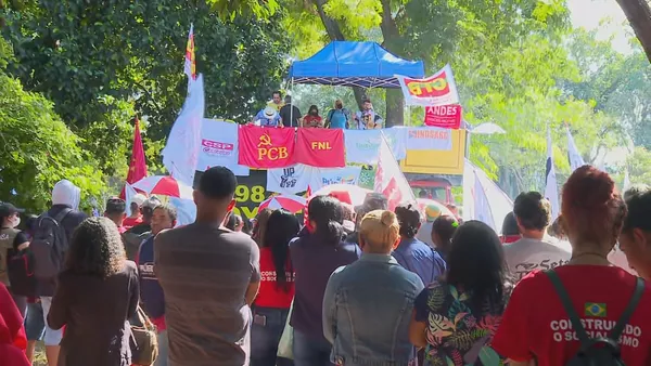 Manifestantes contra o governo se reúnem na Asa Norte, no DF — Foto: TV Globo/Reprodução