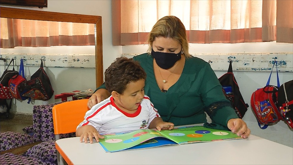 Murilo lendo ao lado da mãe em escola de Rio Preto — Foto: Reprodução/Tv Tem 