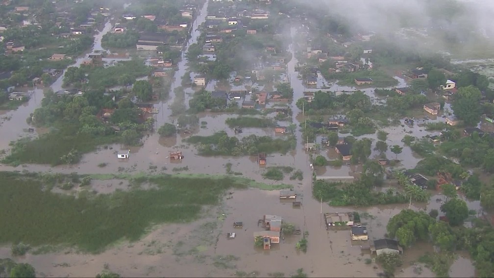 Moradores de Seropédica, na Baixada Fluminense, sofrem com alagamento 48 horas após temporal — Foto: Reprodução/ TV Globo