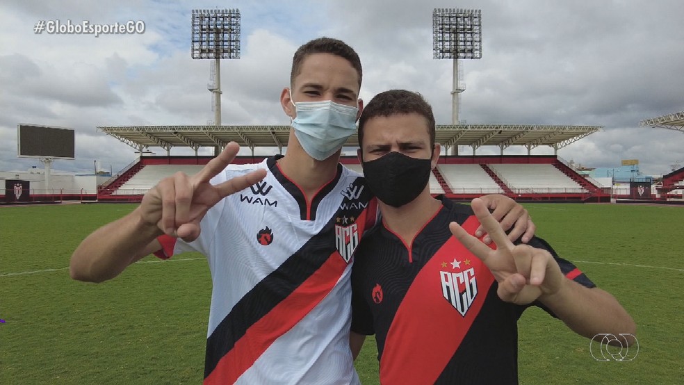 Leandro e Kauê, jogadores do Atlético-GO — Foto: Reprodução/TV Anhanguera
