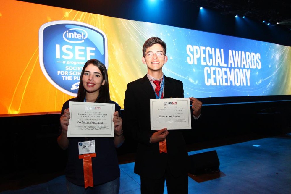 Os estudantes Beatriz da Costa Dantas e Marcelo de Melo Ramalho, de Baraúna, no RN, ficaram entre os finalistas da Intel ISEF (Foto: Divulgação/Mostratec)