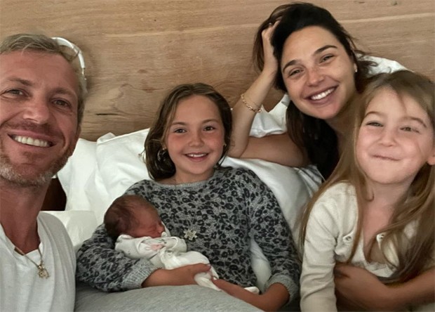 Gal Gadot com as filhas e o marido (Foto: Reprodução/Instagram)