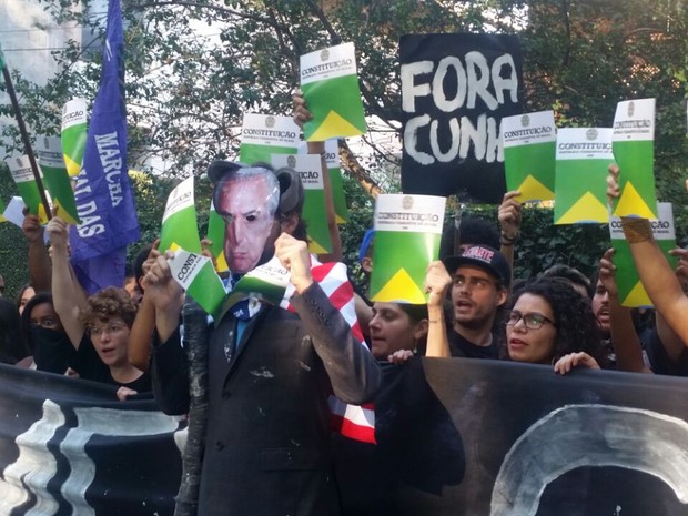 Manifestantes rasgam 'Constituição' em protesto em frente à casa do vice-presidente Michel Temer (Foto: Tatiana Santiago/G1)