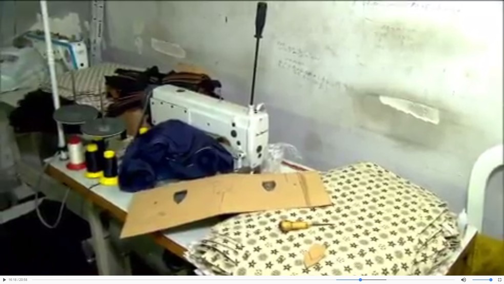 Grupo de estrangeiros fazia mochilas e bolsas em fábrica de confecção em apartamento onde moravam na Luz (Foto: Reprodução/TV Globo)
