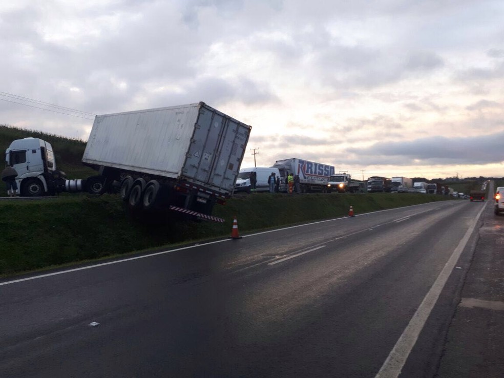 Acidente causou congestionamento de quatro quilômetros, segundo a PRE (Foto: PRE/Divulgação)