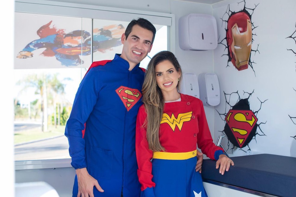 Ricardo Fonseca e a esposa Sara Anieli são médicos e atendem crianças, de graça, vestidos de super-heróis, em um consultório móvel  Brasília — Foto: Arquivo pessoal