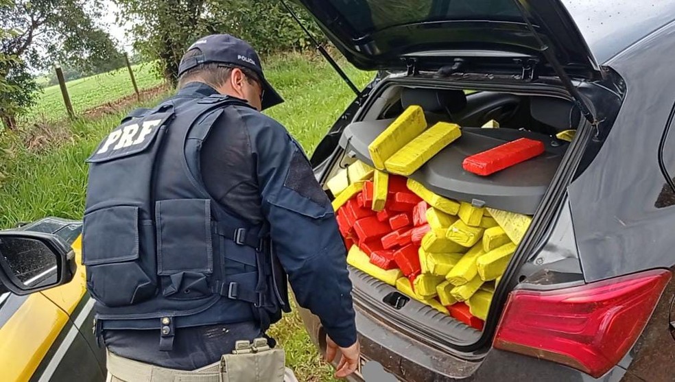 Carro capota com quase meia tonelada maconha em rodovia  — Foto: Polícia Rodoviária Federal/Divulgação