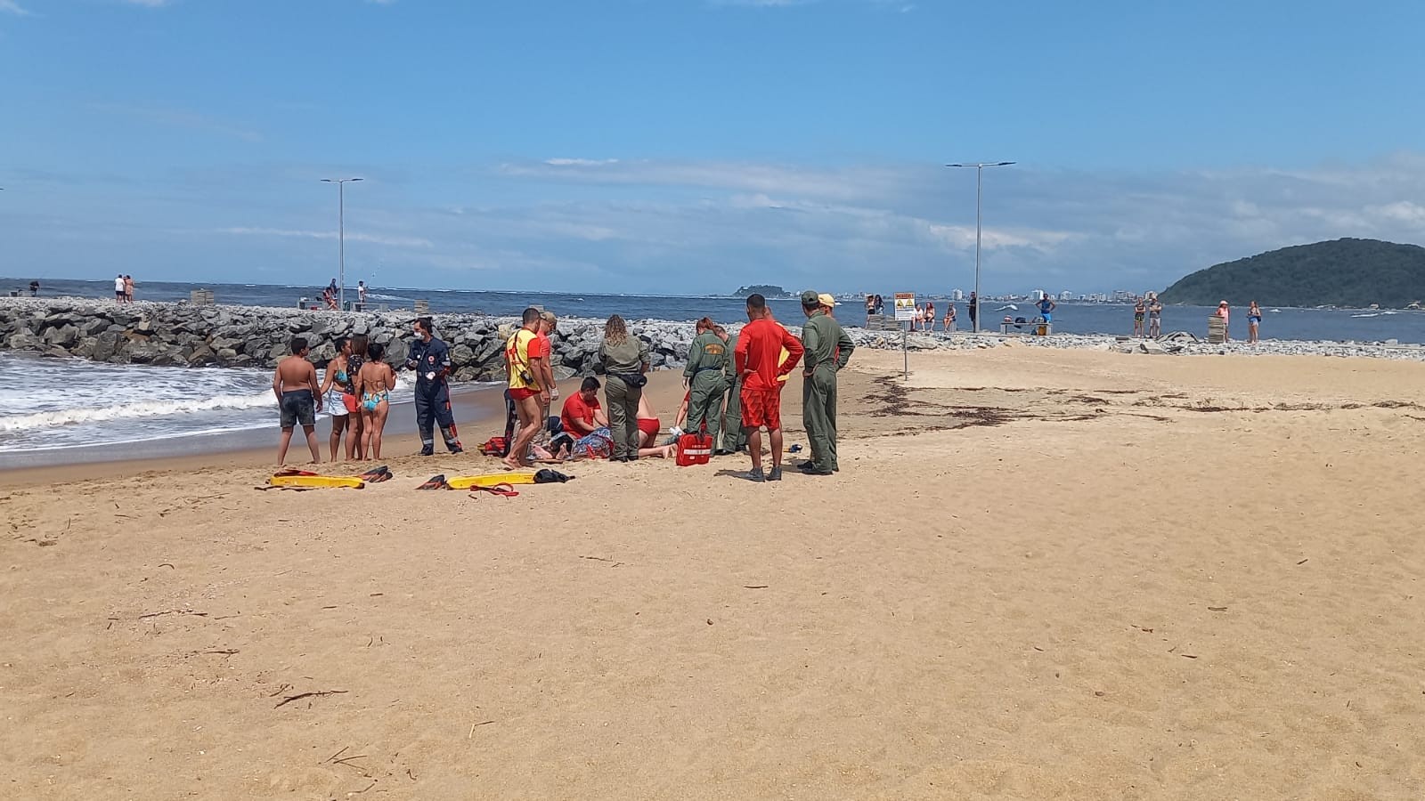 Homem e dois adolescentes são socorridos em estado grave após afogamento na Praia Mansa de Caiobá, em Matinhos