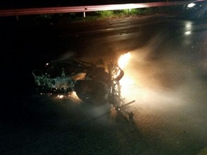 Moto ficou destruída em acidente em Canoas (Foto: PRF/Divulgação)