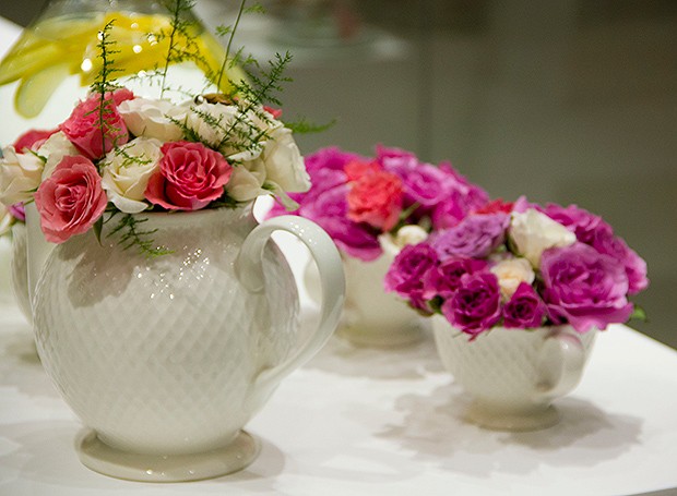 Objetos inusitados podem virar belos arranjos: flores enfeitam um bule e duas xícaras na mesa romântica (Foto: Márcia Evangelista/Editora Globo)