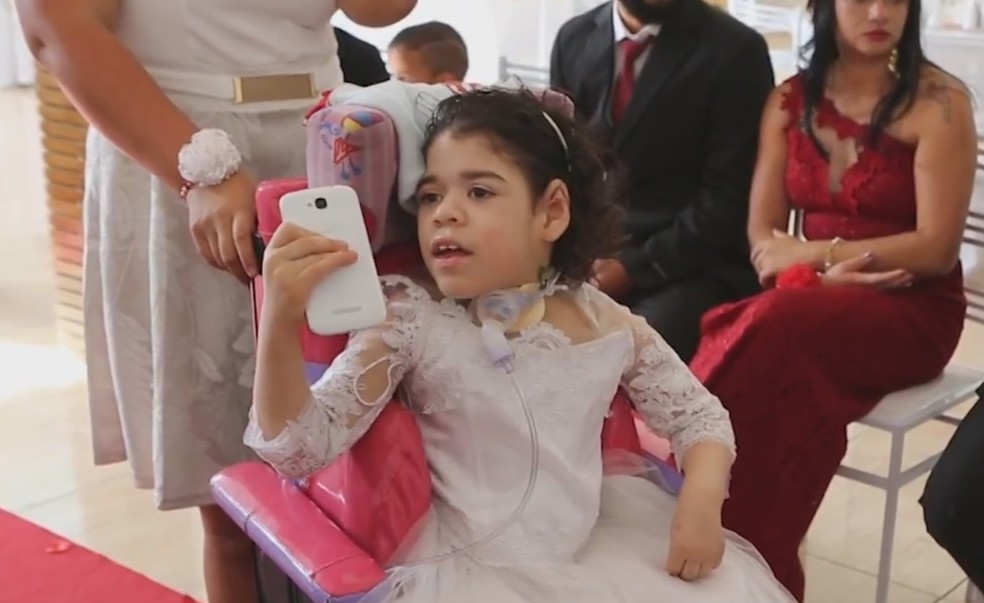 Sarah Vitória é dama de honra do casamento dos pais após 6 anos no hospital (Foto: Reprodução/G1)