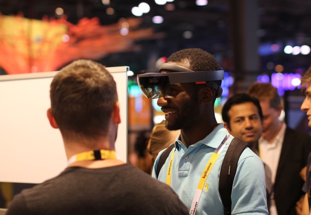 O HoloLens, óculos de realidade virtual da Microsoft, ganhou uma versão com inteligência artificial (Foto: Felipe Maia/Época NEGÓCIOS)