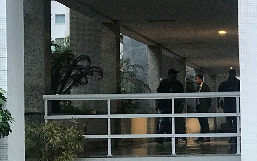 Agentes da Polícia Federal e do Ministério Público chegaram por volta das 6h em condomínio na Av. Prefeito Dulcidio Cardoso, na Barra (Foto: Diego Haidar / TV Globo)