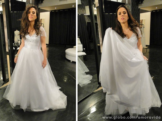 Mesmo emocionada com o vestido de noiva, Tatá não perde a chance de fazer graça para a câmera (Foto: Amor à Vida / TV Globo)