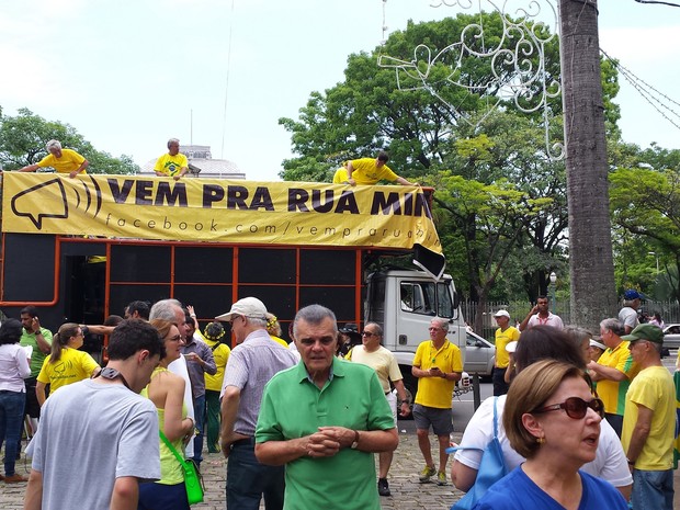 Carro de som chega ao protesto na Praça da Liberdade, em Belo Horizonte, ao som de &#39;não vai ter golpe, vai ter impeachtment&#39; (Foto: Thaís Pimentel/G1)