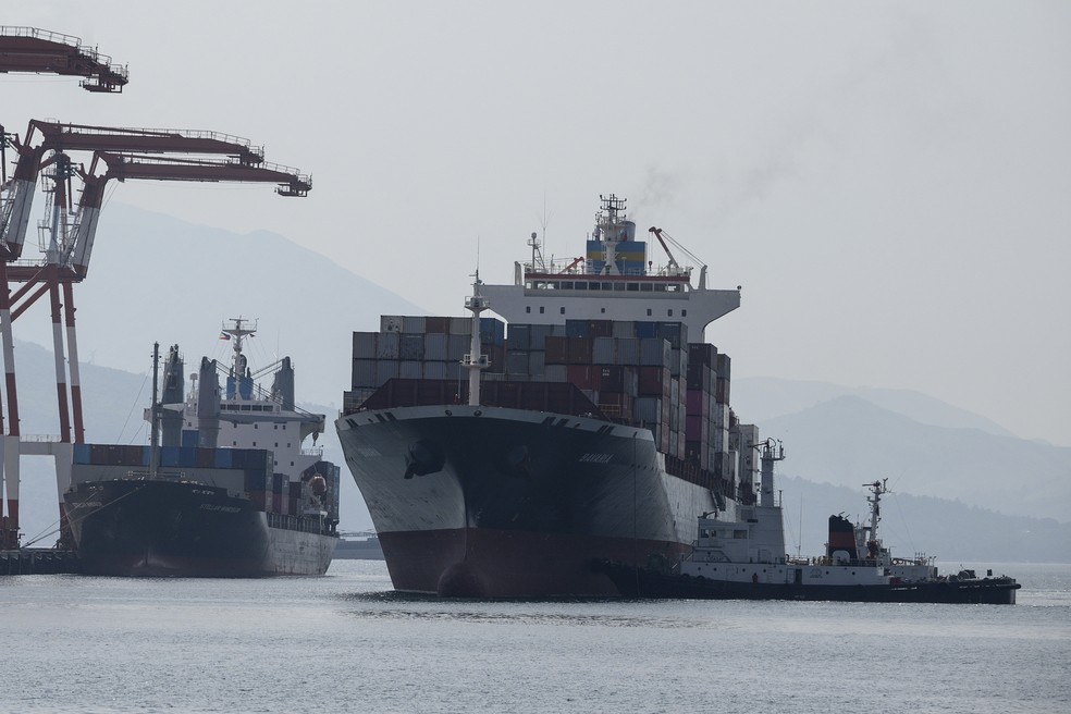 Navio que levará lixo das Filipinas para o Canadá chega a porto perto da capital de Manila — Foto: Noel Celis/AFP