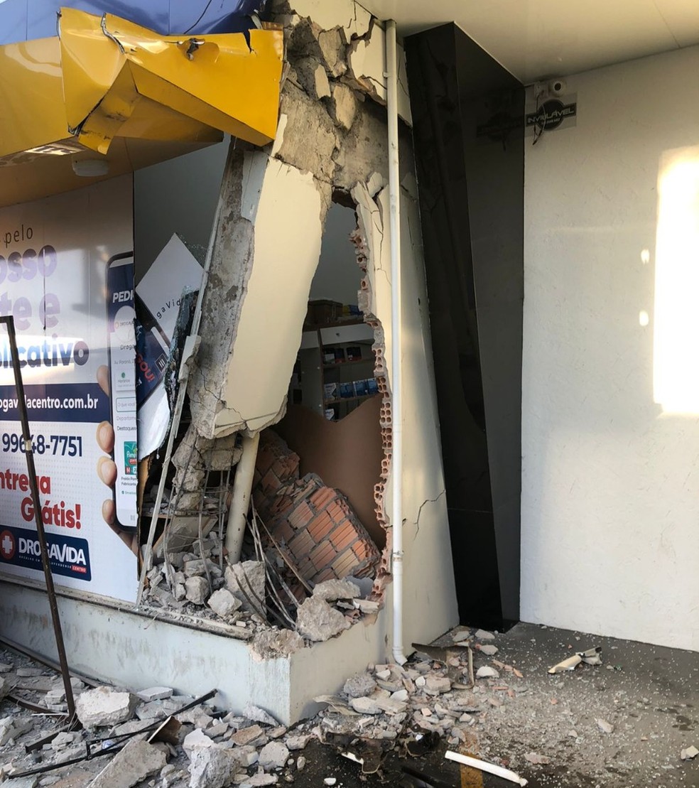 Parede da farmácia ficou destruída  — Foto: Divulgação
