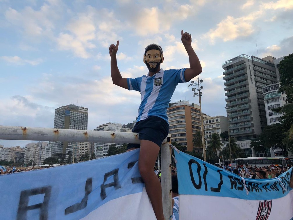 Torcedor argentino se fantasia de Messi e sobe em trave em Copacabana — Foto: Larissa Caetano/G1