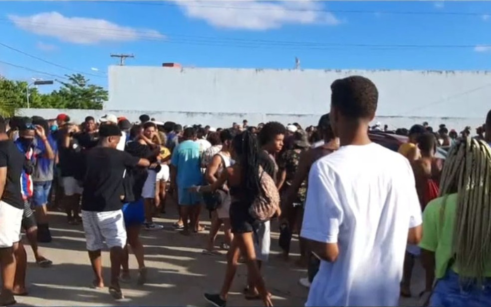 Polícia encerra festa clandestina com 400 pessoas no bairro de Itapuã, em Salvador — Foto: Reprodução/TV Bahia