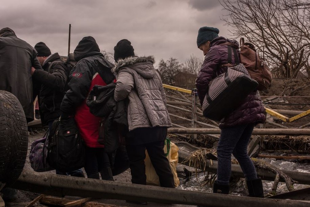 Para fugir de Irpin, moradores têm de passar por ponte derrubada — Foto: Gabriel Chaim/g1