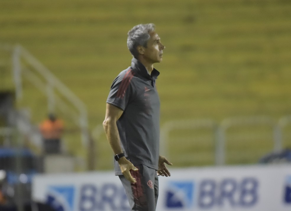 Paulo Sousa gesticulou muito em sua estreia pelo Flamengo — Foto: André Durão
