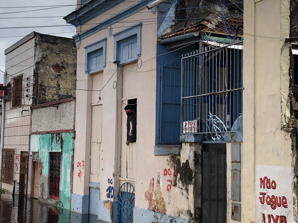 Casa no Centro de Manaus está com o andar inferior todo coberto pela água. — Foto: Matheus Castro/G1