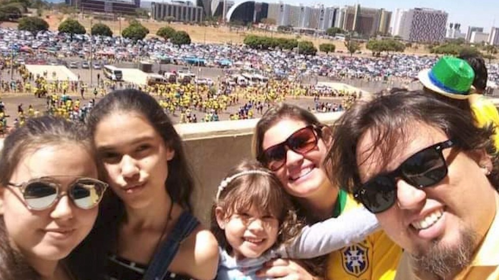 Cantor Fabrício Asriel, vítima da Covid-19, deixou esposa e duas filhas — Foto: Reprodução/TV Clube