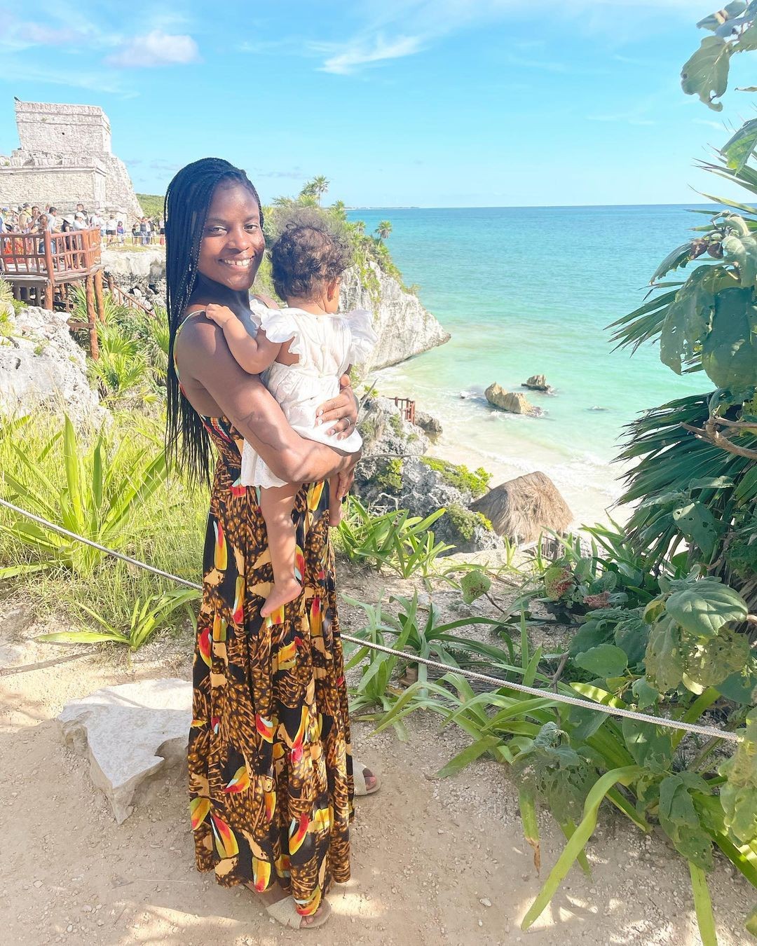 Ingrid Silva posa com a filha, Laura, em Tulum (Foto: Reprodução / Instagram)