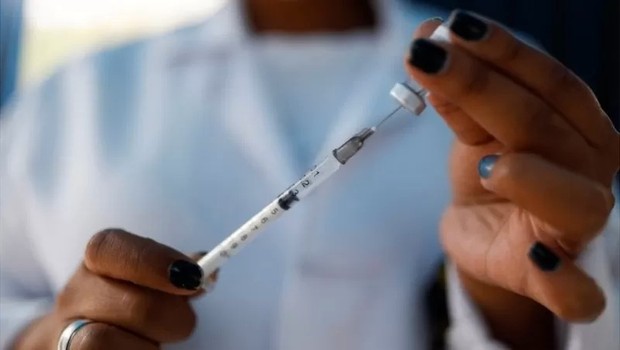 Alta adesão à vacinação é fator crucial para a relativamente mais alta proteção do Brasil contra a ômicron (Foto: REUTERS via BBC News Brasil)