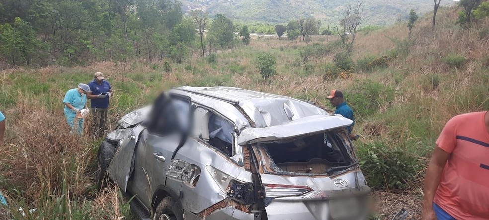 Carro ficou destruído após cair em ribanceira — Foto: Reprodução/Redes sociais