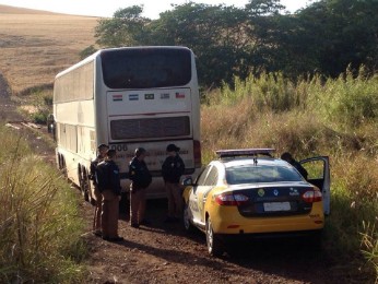 Ônibus foi levados pelos assaltantes para uma estrada rural da região de Arapongas (Foto: Marcelo Bonomini/RPC TV Londrina)