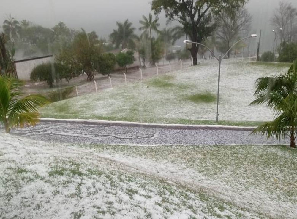 Chuva de granizo atinge algumas regiões em Uberlândia e moradores registram vídeos