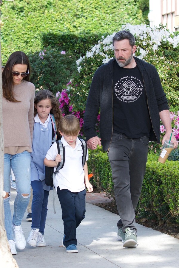 Brentwood, CA  - Former couple Jennifer Garner and Ben Affleck get in some quality time with their kids after school in Brentwood. Ben gave the kids a kiss as they got in the car and headed off without them.Pictured: Jennifer Garner, Ben Affleck, Viol (Foto: Felix / BACKGRID)