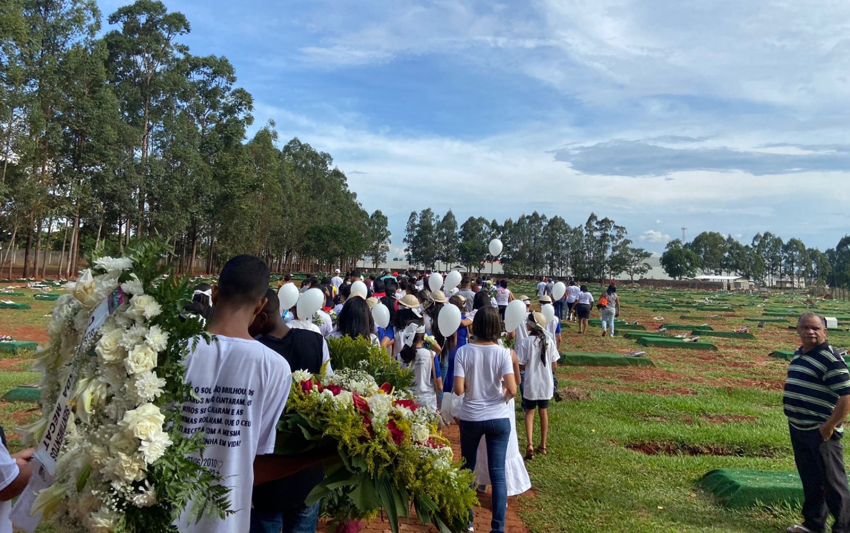Caso Luana: homenageada com flores e balões, corpo de menina assassinada após ir à padaria é enterrado em cemitério de Goiânia
