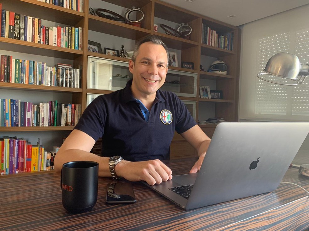 Renato Cunha, executivo especialista em inteligência artificial para saúde, trabalha em home office desde 2017 — Foto: Arquivo pessoal