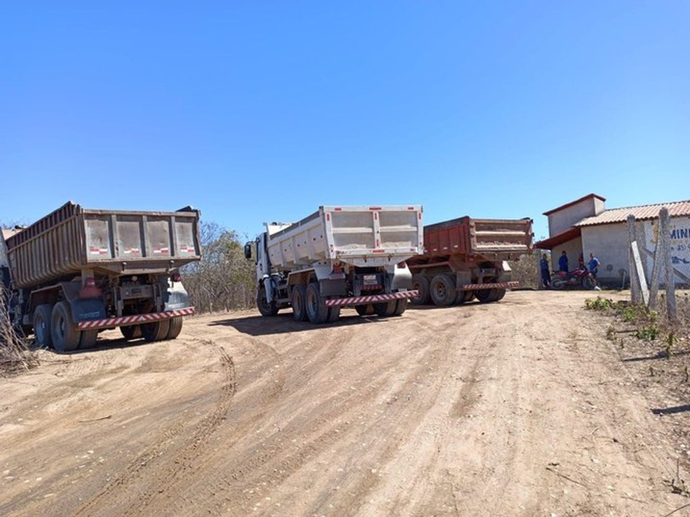 Caminhões estavam sendo usados pelos suspeitos para transportar a areia extraída ilegalmente. — Foto: PRF/ Divulgação